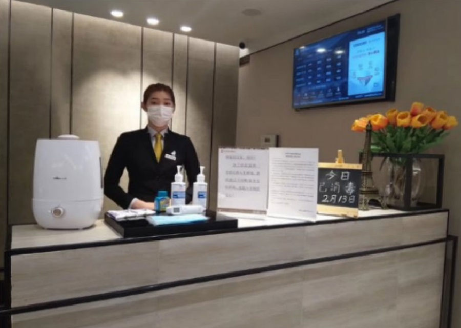 для китайских гостиниц не удивительно наличие медицинской маски на персонале