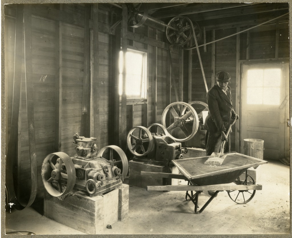 Просеивание руды через сито, Исследовательская лаборатория по фиксированному азоту, 1930