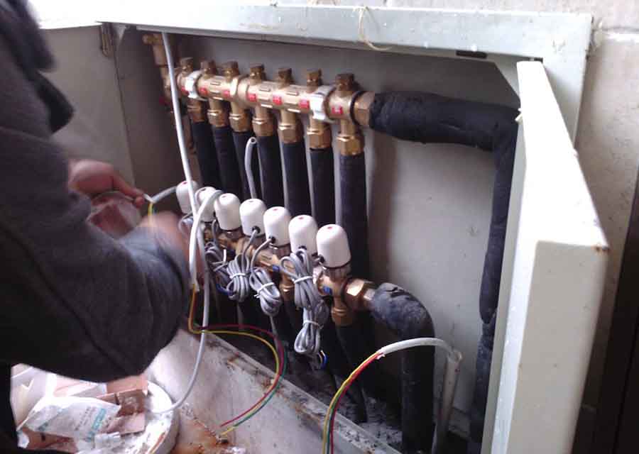 гребенка системы отопления с термостатами. Отказавшись от автоматики (термостатов) можно снизить цену системы отопления